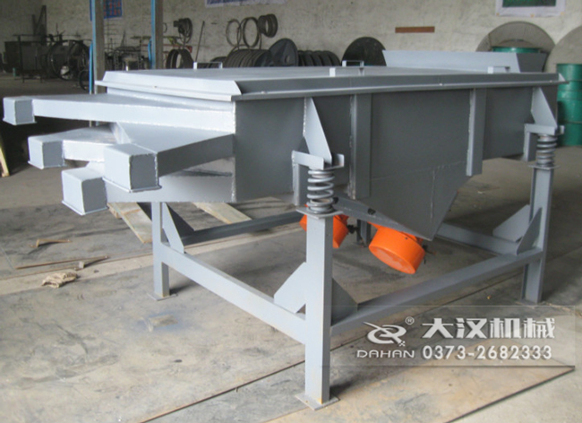  525型直線振動(dòng)篩采用碳鋼材質(zhì)，有四個(gè)出料口可同時(shí)篩出5種不同的物料等級。