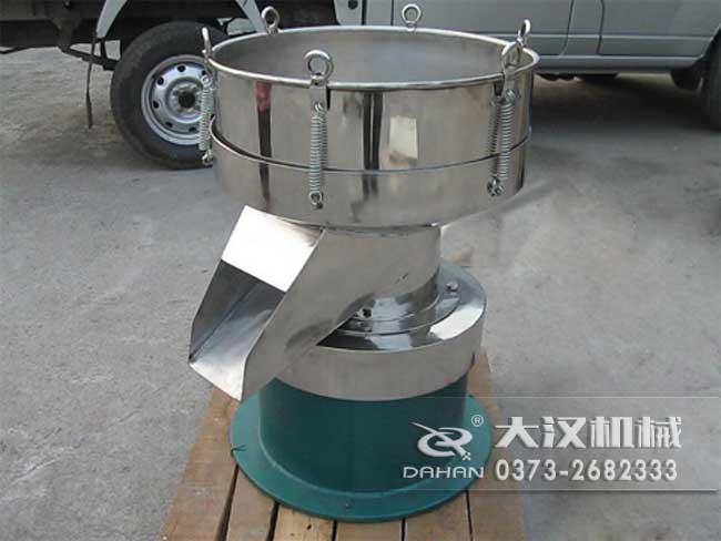 涂料振動(dòng)篩由：框體，振動(dòng)斗，出料口，振動(dòng)電機(jī)底座等部件組成