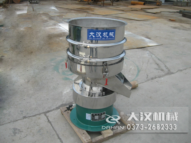 涂料過濾振動(dòng)篩：利用振動(dòng)電機(jī)的振動(dòng)力帶動(dòng)物料在篩網(wǎng)上進(jìn)行篩分，從而利用篩網(wǎng)孔徑的大小不同，完成涂料的分級，除雜等篩分目的。