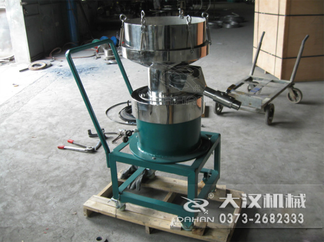 特殊制作的涂料振動(dòng)篩-加裝小推車裝置，方便設(shè)備的移動(dòng)。