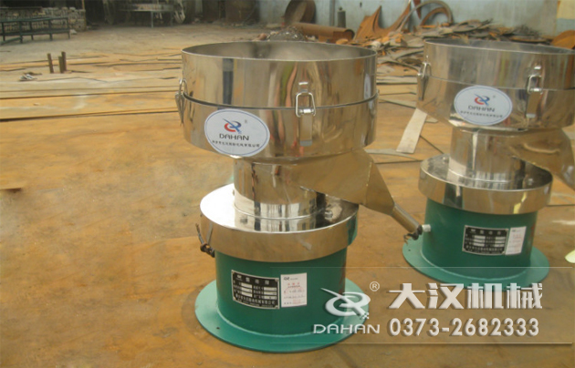 涂料振動(dòng)篩底部為碳鋼材質(zhì)，上半部分與無聊接觸的為不銹鋼材質(zhì)，這種產(chǎn)品能夠在成本上有所節(jié)約。