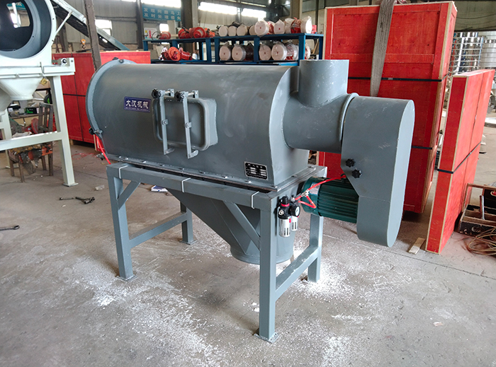 氣流篩采用碳鋼材質(zhì)的外殼，臥式的篩網(wǎng)利用風(fēng)力與物料的離心力對(duì)物料進(jìn)行篩分。產(chǎn)量高，效果好。