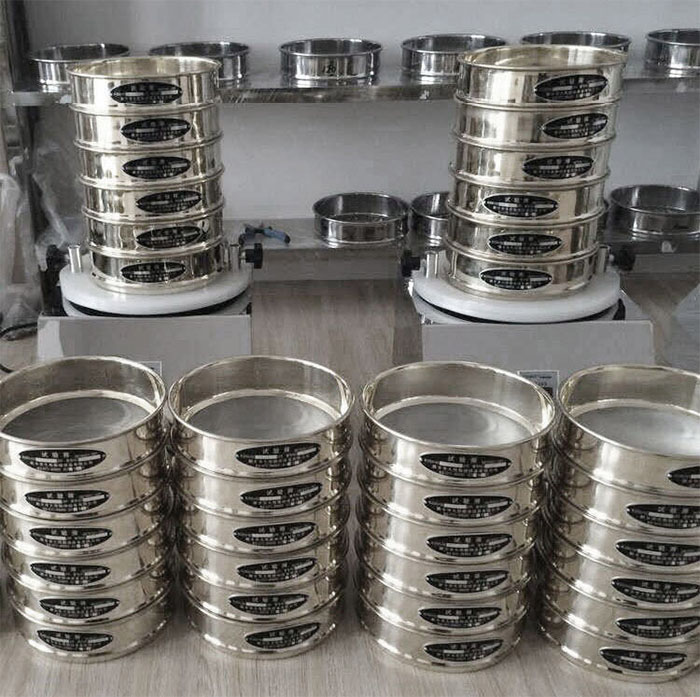 試驗(yàn)篩采用SUS403不生銹材質(zhì)，篩框壁厚0.6mm經(jīng)久耐用不變形，可耐400°高溫，可用于無(wú)機(jī)，有機(jī)溶液。