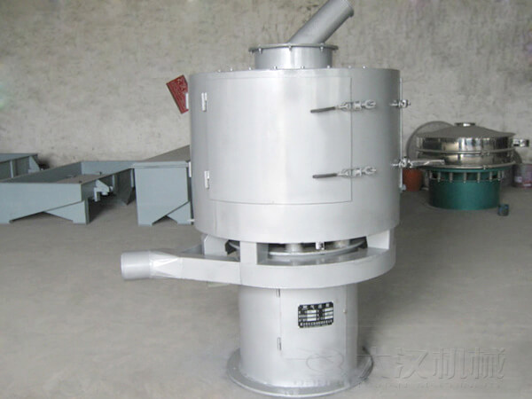 氣流篩與其它普通振動(dòng)篩不同的是其采用的是立式篩網(wǎng)，篩分主要?jiǎng)恿碜燥L(fēng)機(jī)的吹動(dòng)帶動(dòng)物料撲向篩網(wǎng)，從而完成篩分目的。